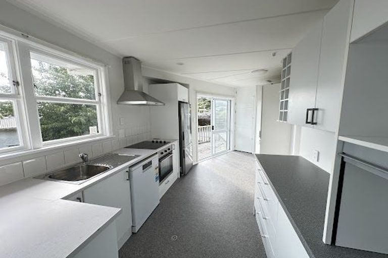 Photo of property in 32 Lynda Avenue, Paparangi, Wellington, 6037