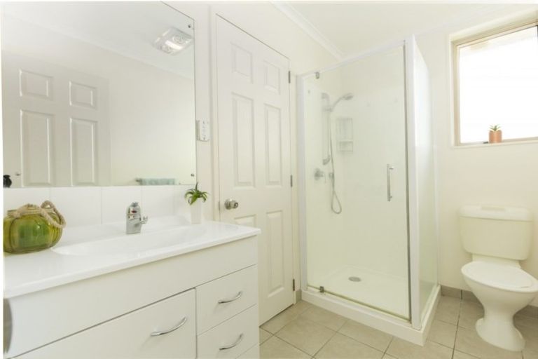 Photo of property in 5 Kathleen Reece Place, Waiuku, 2123