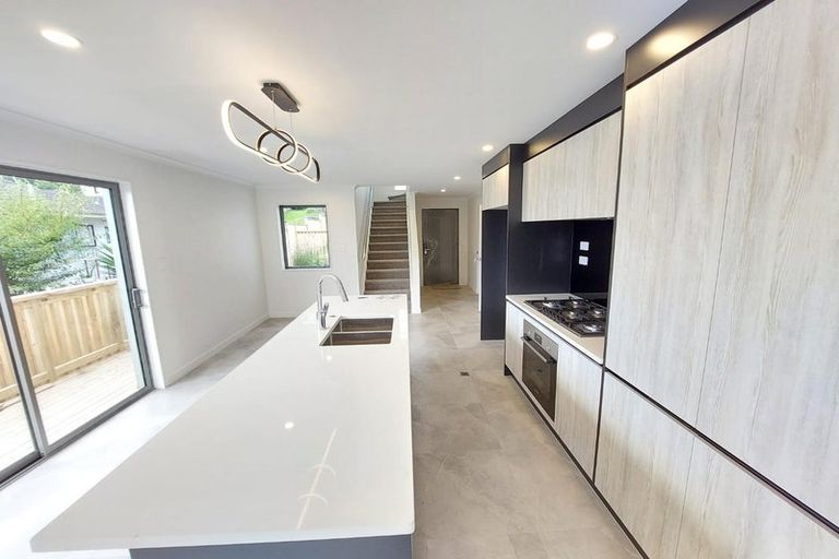 Photo of property in 7/11 Celeste Place, Totara Vale, Auckland, 0627