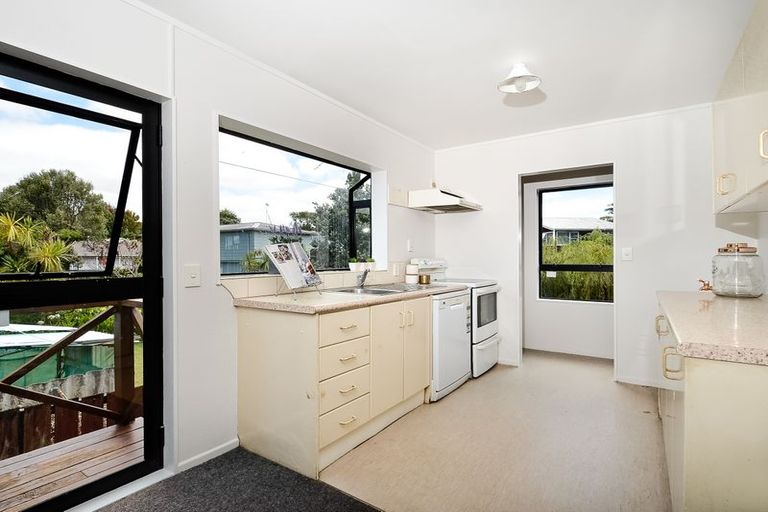 Photo of property in 2/14 Queen Mary Avenue, New Lynn, Auckland, 0600