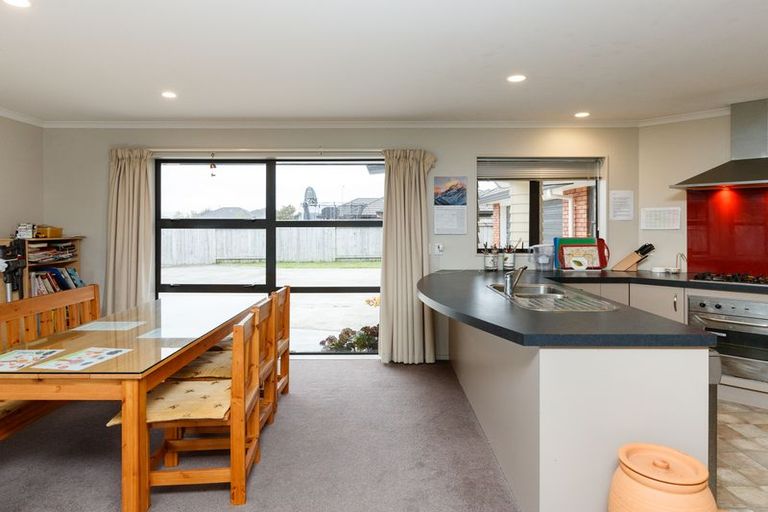 Photo of property in 5 Nevada Way, Kelvin Grove, Palmerston North, 4414