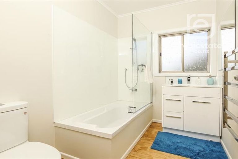 Photo of property in 90 Divich Avenue, Te Atatu South, Auckland, 0602
