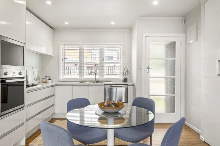 Photo of property in 2/134 Onewa Road, Northcote, Auckland, 0627