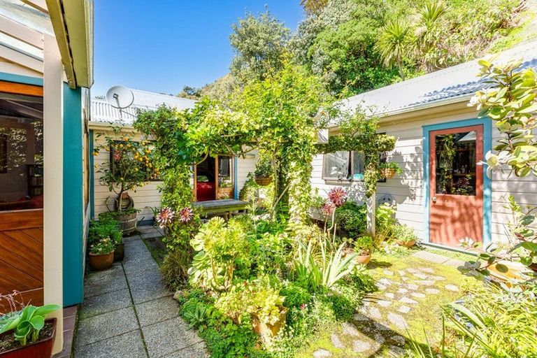 Photo of property in 146 Breaker Bay Road, Breaker Bay, Wellington, 6022