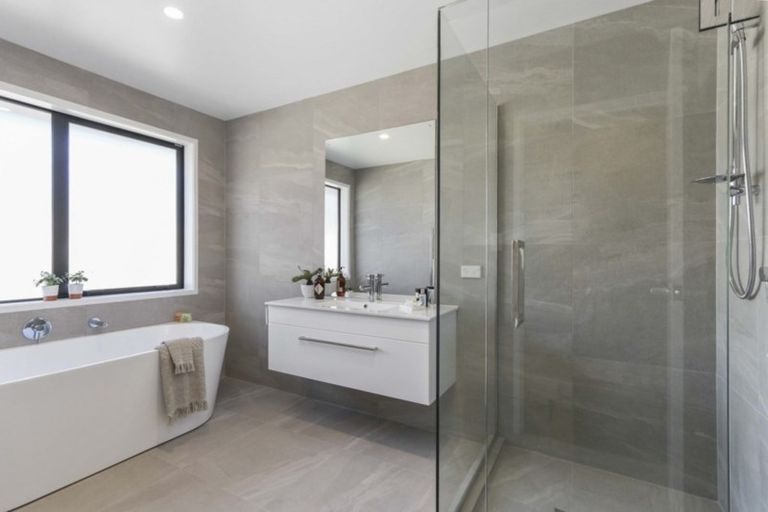 Photo of property in 16 Dumas Place, Rosehill, Papakura, 2113