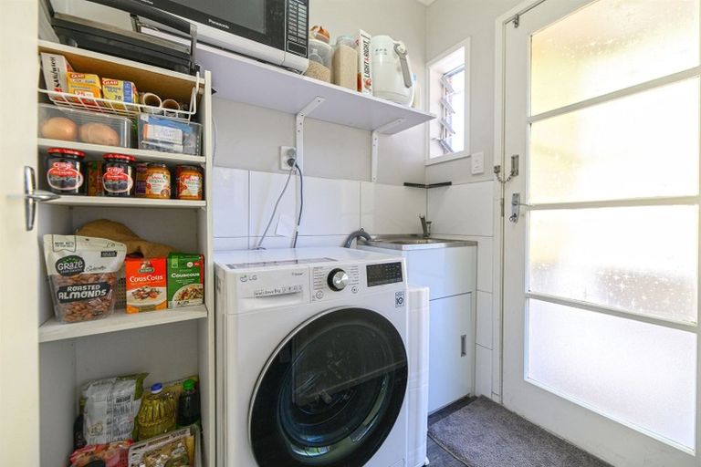 Photo of property in 2/54 Ayton Drive, Totara Vale, Auckland, 0629