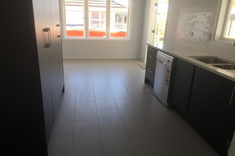 Photo of property in 28 Edwards Avenue, Henderson, Auckland, 0610