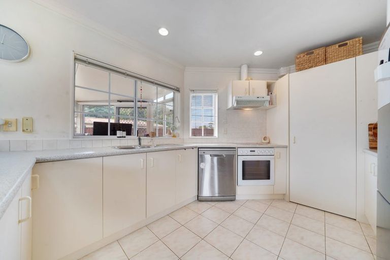 Photo of property in 2/13 Clevedon Road, Papakura, 2110