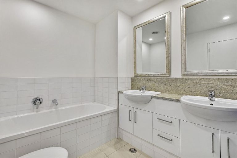 Photo of property in 2a/2 Frieston Road, Milford, Auckland, 0620