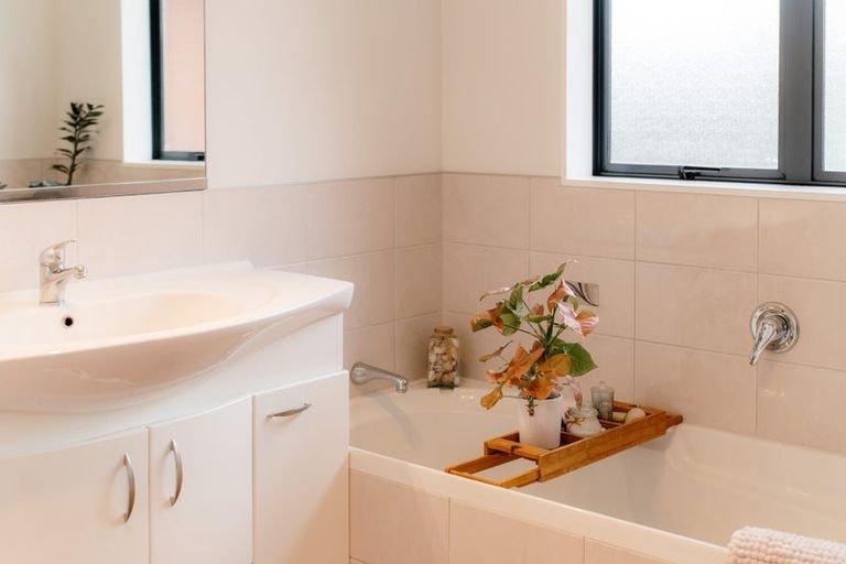 Photo of property in 17a Callis Avenue, Opaheke, Papakura, 2113