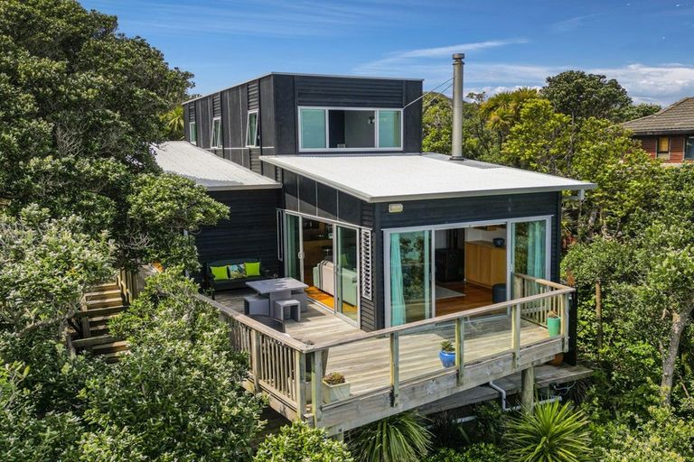 Photo of property in 15 Ngatira Road, Muriwai, Waimauku, 0881