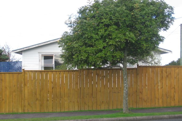 Photo of property in 48 Waimumu Road, Massey, Auckland, 0614