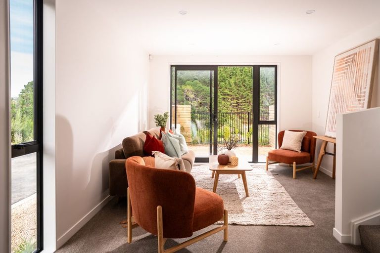 Photo of property in 92 Ara Paiwhenua, Tawa, Wellington, 5028