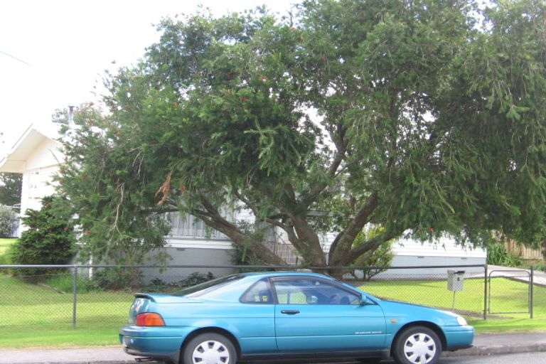 Photo of property in 1 Matipo Road, Te Atatu Peninsula, Auckland, 0610