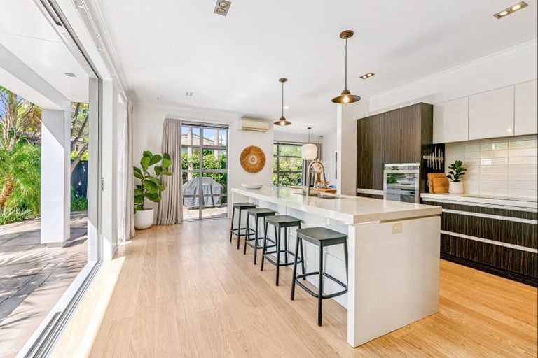 Photo of property in 11a Church Street, Northcote Point, Auckland, 0627