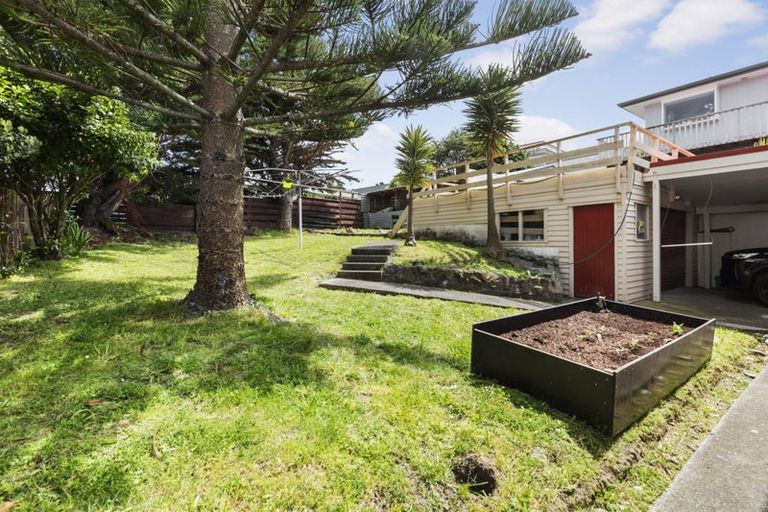 Photo of property in 19 Akaroa Drive, Maupuia, Wellington, 6022