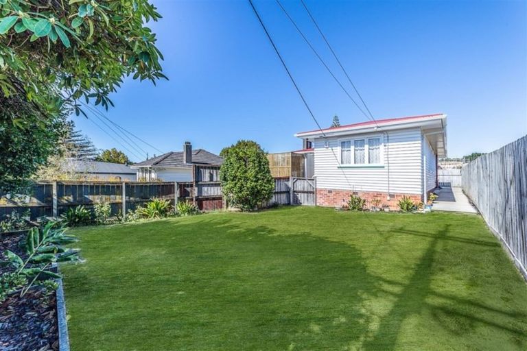 Photo of property in 65 Mcleod Road, Te Atatu South, Auckland, 0610