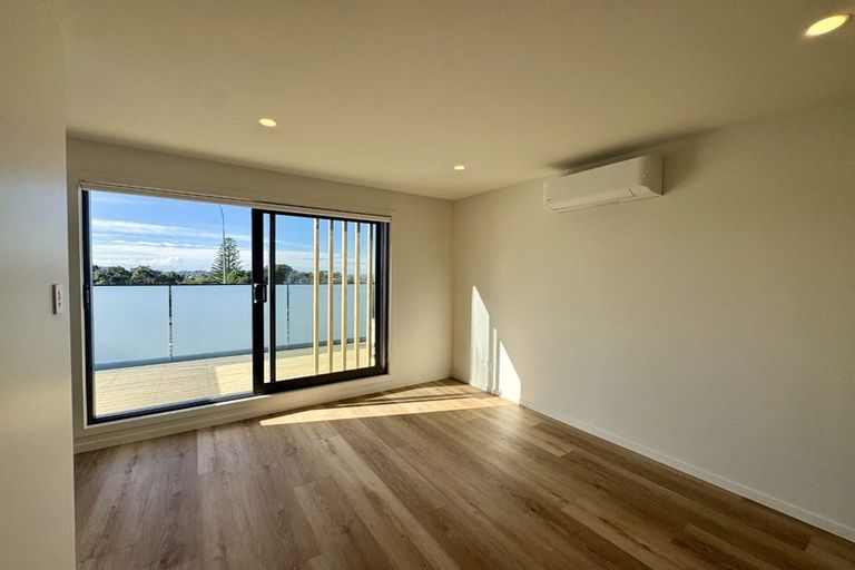 Photo of property in 1/506 Glenfield Road, Bayview, Auckland, 0629