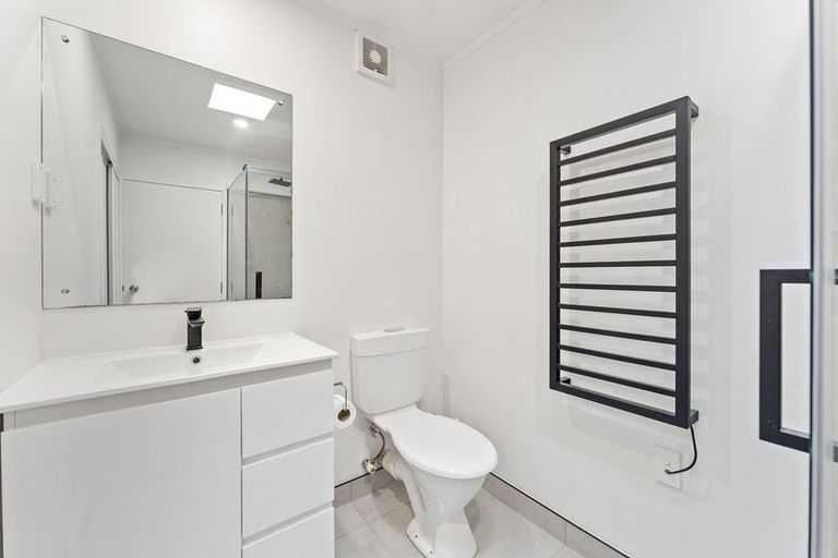 Photo of property in 2/222 Birkdale Road, Birkdale, Auckland, 0626