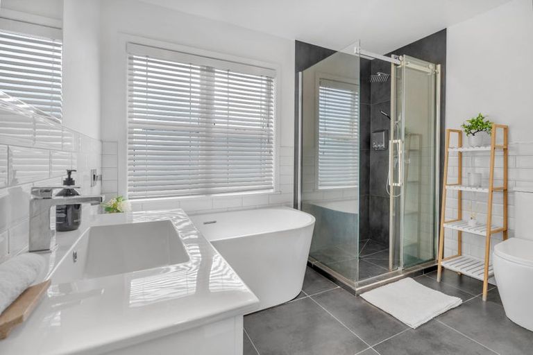 Photo of property in 109 Target Road, Totara Vale, Auckland, 0629