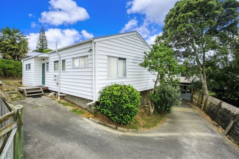 Photo of property in 2/15 Sunhaven Avenue, Glenfield, Auckland, 0629