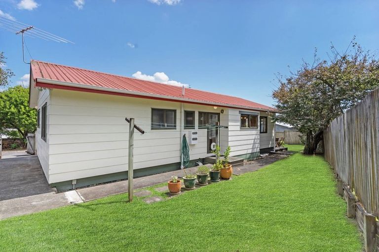 Photo of property in 2/22 Minaret Drive, Bucklands Beach, Auckland, 2014