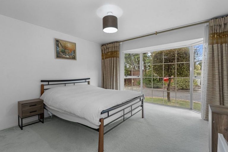 Photo of property in 25 Brockhall Lane, Avonhead, Christchurch, 8042
