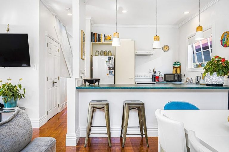 Photo of property in 4/14-26 Beach Road, Northcote Point, Auckland, 0627