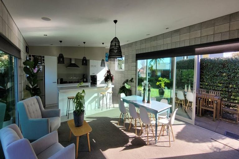 Photo of property in 28 Veale Road, Frankleigh Park, New Plymouth, 4310