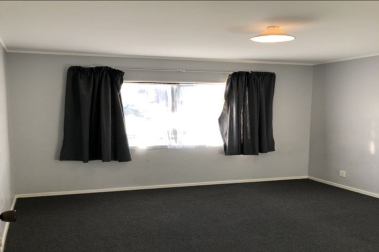 Photo of property in 13 Craigbank Avenue, New Lynn, Auckland, 0600