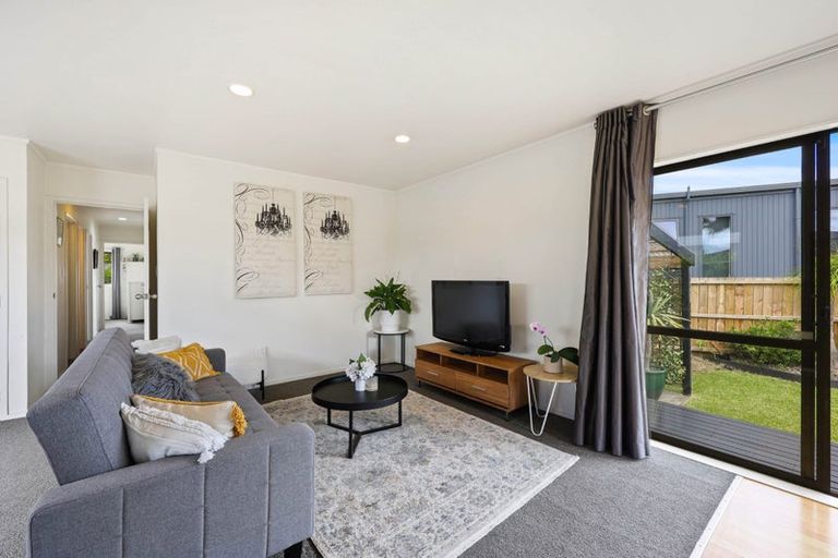 Photo of property in 2/34 Tupaki Place, Pakuranga Heights, Auckland, 2010