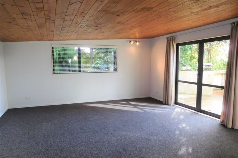 Photo of property in 28 Sunset Road, Unsworth Heights, Auckland, 0632