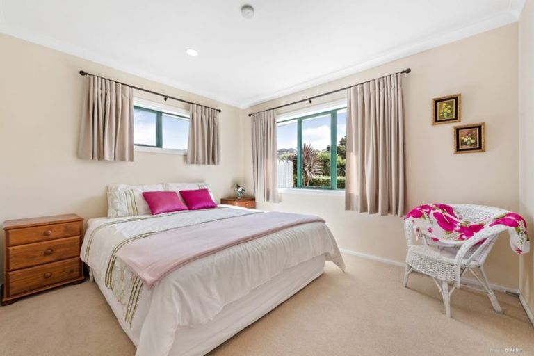 Photo of property in 15 Ina Ville Drive, Pukekohe, 2120