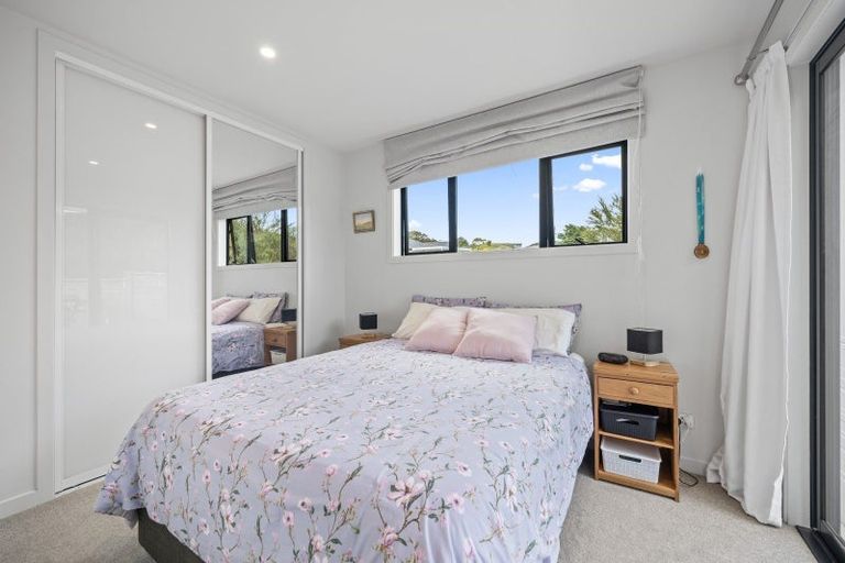 Photo of property in 28 John Dee Crescent, Red Beach, 0932