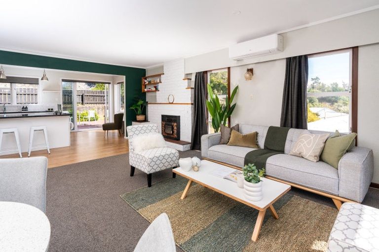 Photo of property in 16 Omega Street, Newlands, Wellington, 6037