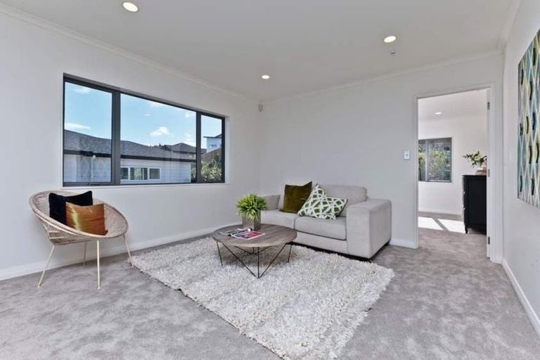 Photo of property in 10 Syd Grant Crescent, Orewa, 0931