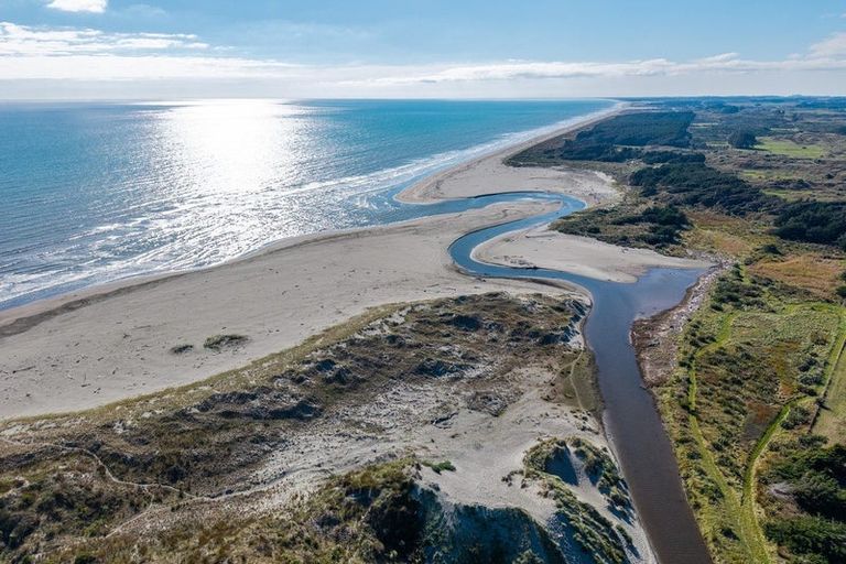 Photo of property in 4 Moana Street, Otaki Beach, Otaki, 5512