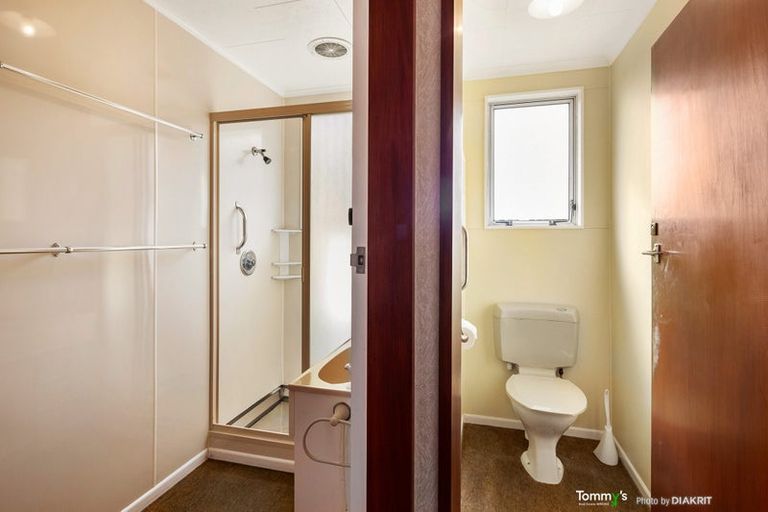 Photo of property in 15 Warrington Grove, Newlands, Wellington, 6037