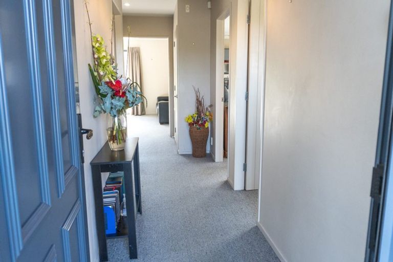 Photo of property in 5 Kaweka Close, Aotea, Porirua, 5024