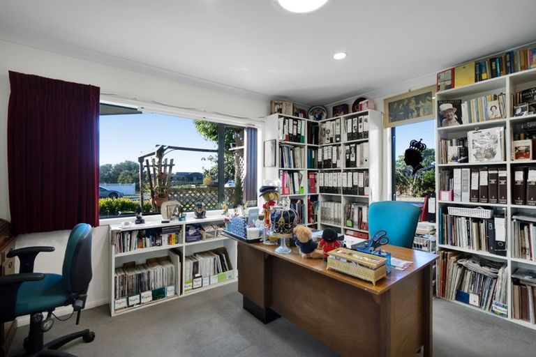 Photo of property in 3 Karina Road, Merrilands, New Plymouth, 4312