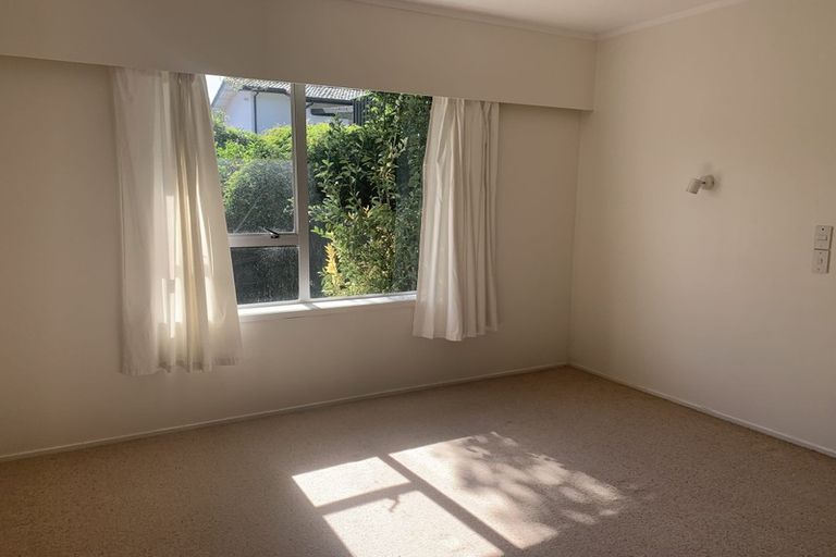 Photo of property in 1/4 Mahuta Grove, Northcote, Auckland, 0627