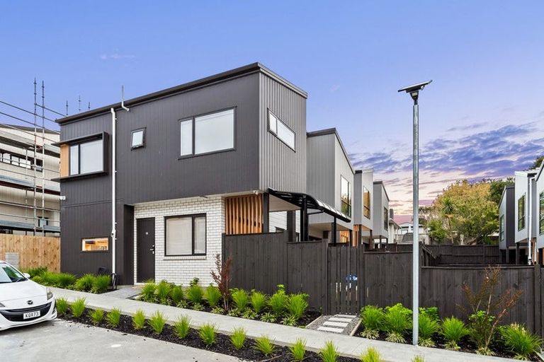 Photo of property in 22 Don Oliver Lane, Glen Eden, 0602