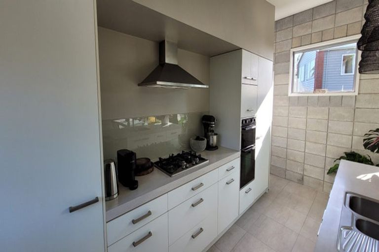 Photo of property in 28 Veale Road, Frankleigh Park, New Plymouth, 4310