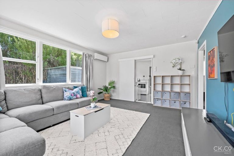 Photo of property in 15 Parera Grove, Heretaunga, Upper Hutt, 5018