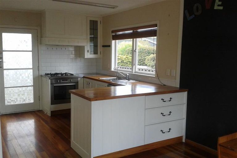 Photo of property in 5 Trafalgar Street, Westown, New Plymouth, 4310