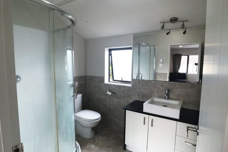 Photo of property in 28b Roberts Road, Glenfield, Auckland, 0629