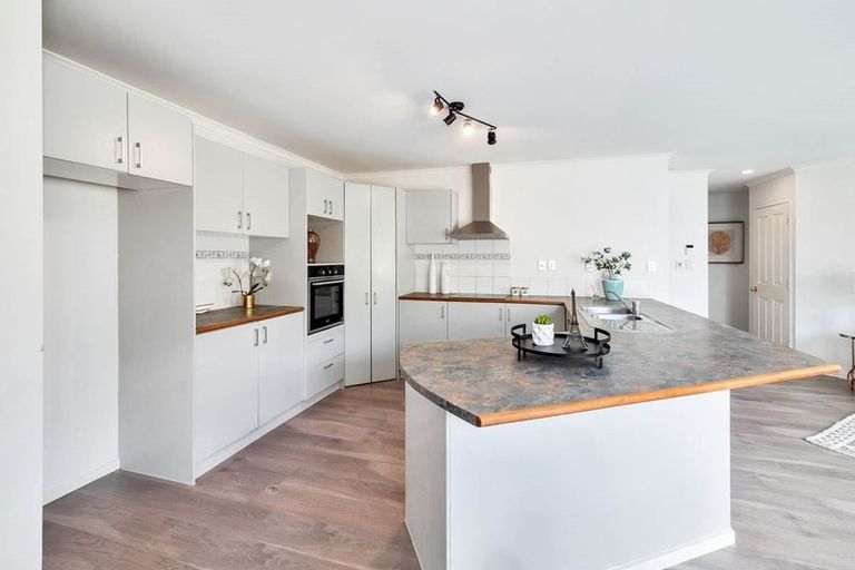 Photo of property in 47 Fleetwood Drive, Henderson, Auckland, 0612