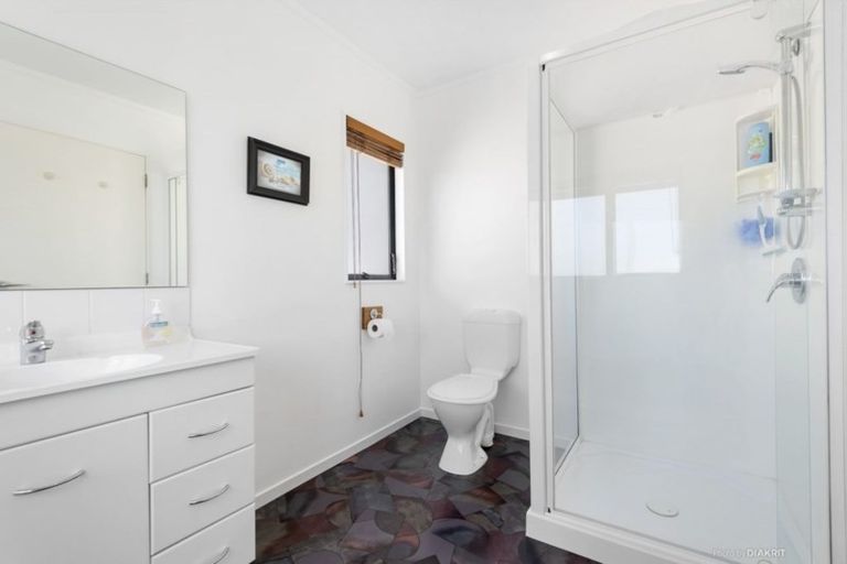 Photo of property in 136 Queens Drive, Lyall Bay, Wellington, 6022