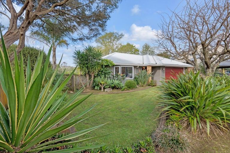 Photo of property in 34 Lochend Place, Highland Park, Auckland, 2010