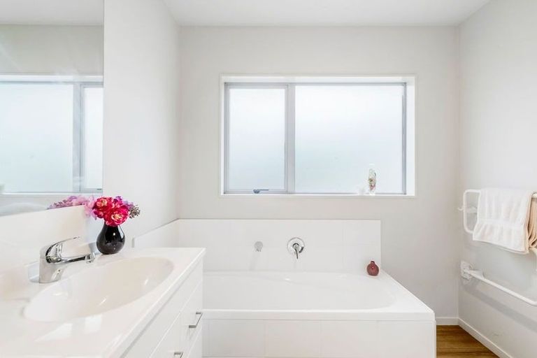 Photo of property in 2/1 Clarice Place, Takanini, 2112